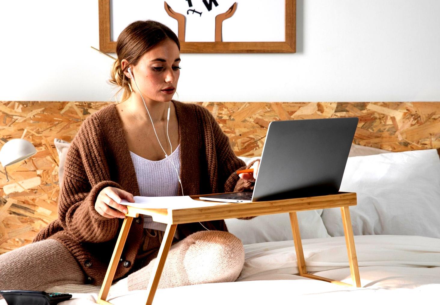 Moderne Büroarbeit mit digitalen Finanzunterlagen